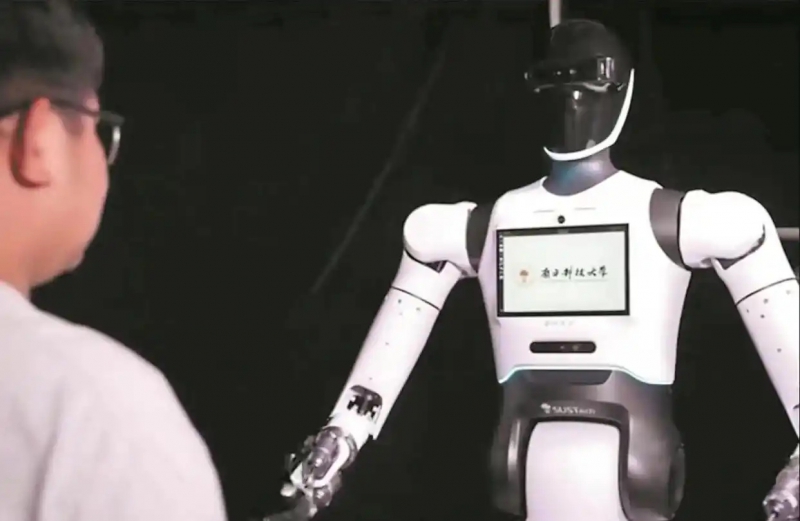 深圳首个高校独研人形机器人“南科盘古”亮相(图1)